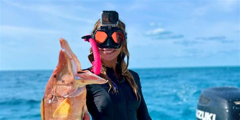 kelly young bikini|Spearfishing With Kelly Young, Cheyenne Lee & Taylor